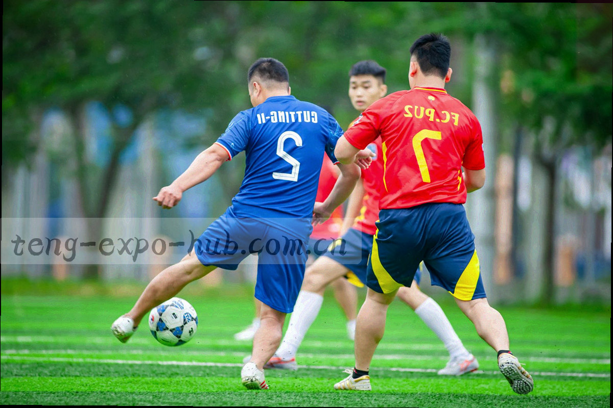 层层叠放的方块序列与一条上行光带，表达版本推进